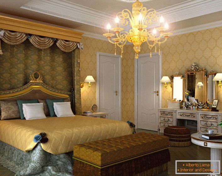 Prostorná ložnice v empírovém stylu se správně zvoleným osvětlením. Nad postelí visí baldachýn z drahé těžké tkaniny.