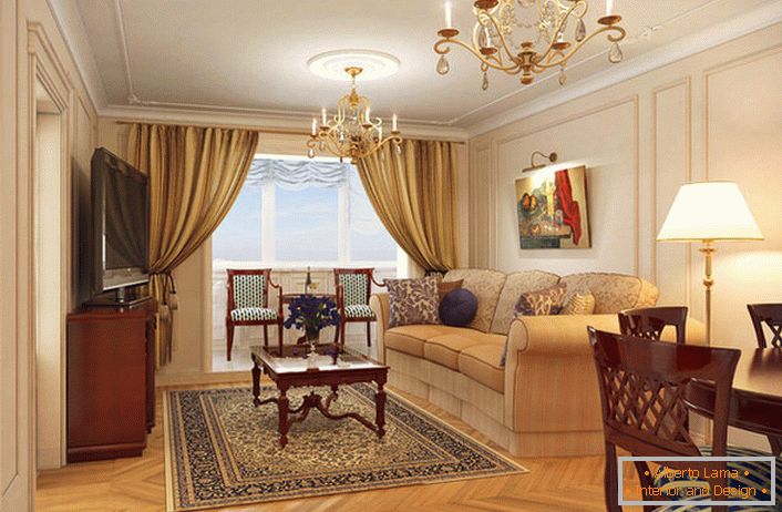 Klasická parketová podlaha v obývacím pokoji ve stylu ampér. Zajímavé elegantní lustry, napodobující záři svíček.