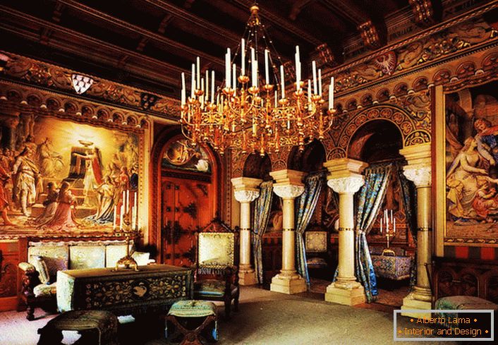 Obrovský lustr se svíčkami se pohybuje od hostů haly do minulého století. Královská sídla se sloupy a uměleckými malbami dávají pokoj ještě více pompéznosti.