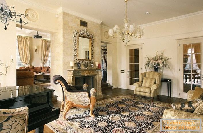 Luxusní obývací pokoj v empírovém stylu s krbem z přírodního kamene. Světlé tmavomodré prvky vypadají kontrastně na bledém béžovém pozadí a přitahují oko.