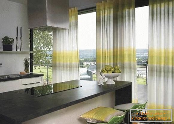 Kuchyňský design s záclonami z citronu