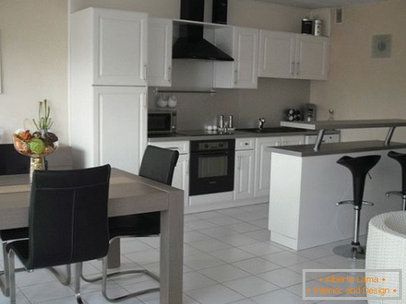 kuchyňský nábytek в чёрно-белых тонах в дизайне квартиры студии