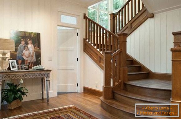 Sál s dřevěným schodištěm v soukromém domě - foto
