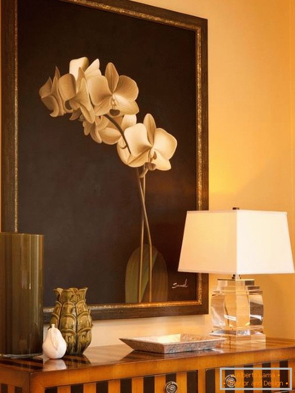 Dekor a lampa na stůl poblíž zdi