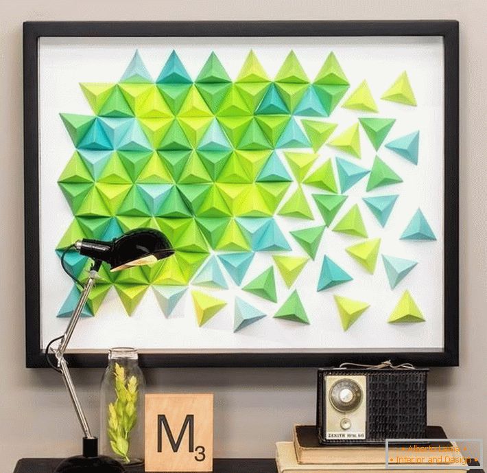 Panel origami z barevných trojúhelníků