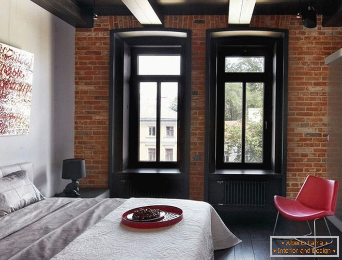 Úspěšná kombinace klasických barev - bílá, červená, černá v interiéru ložního stylu ložnice.