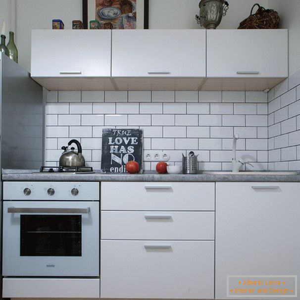 Kompaktní kuchyně v bílé barvě