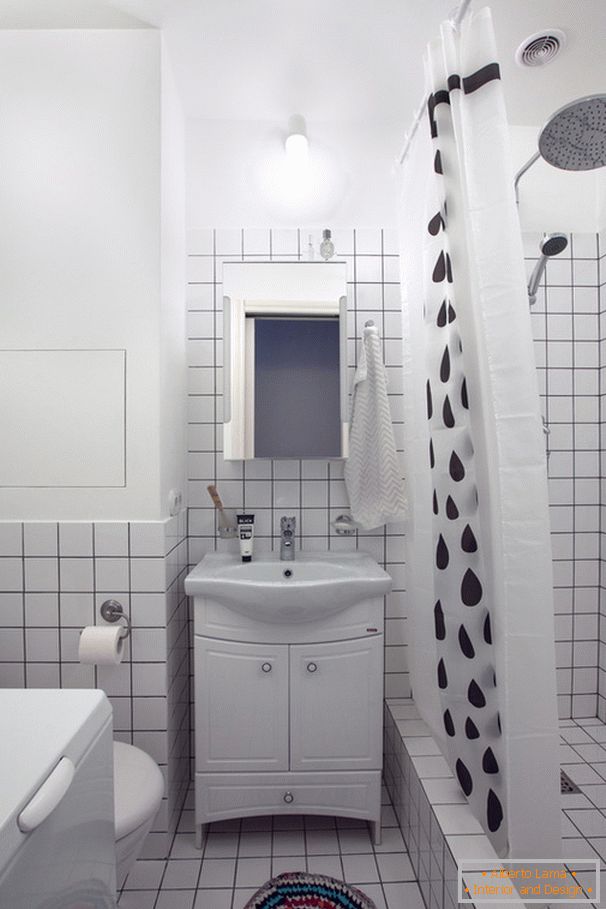 Interiér koupelny v černé a bílé barvě