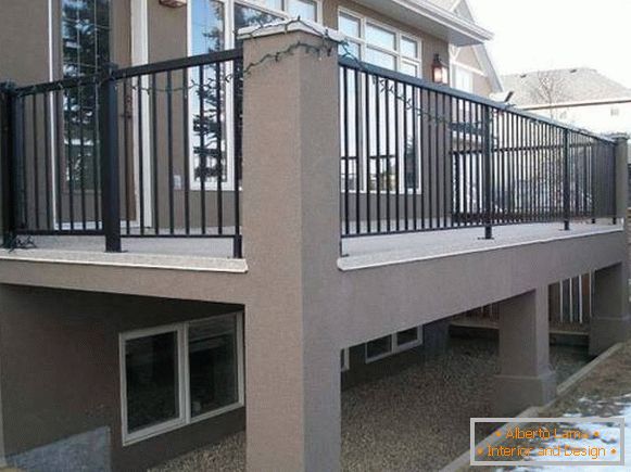 Závěsná veranda z betonu s kovovými madlami
