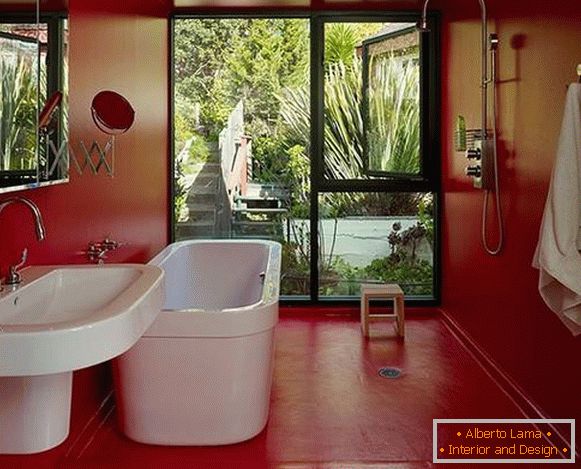 Varianty malování stěn v bytě - červená barva v koupelně