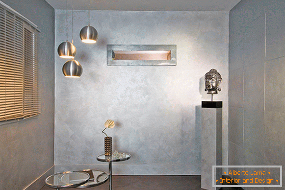 Dekorativní barva na stěny v bytě s kovovým efektem