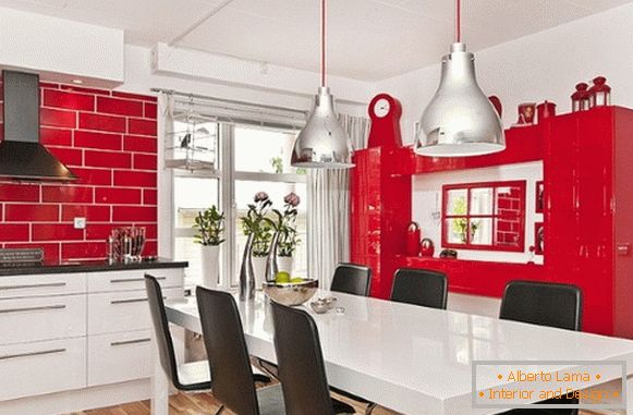 Kuchyně je červená s bílou fotografií 14