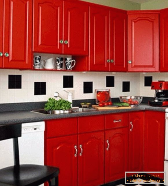 Červená kuchyně v interiéru fotografie 16
