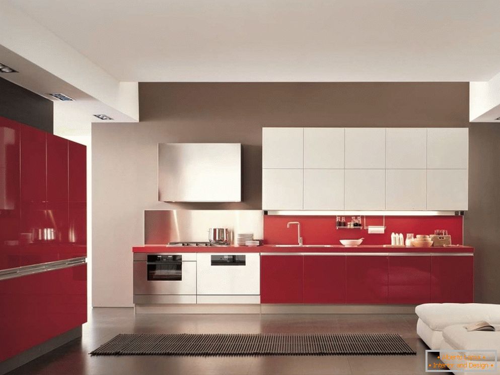Červená kuchyně v minimalistickém stylu