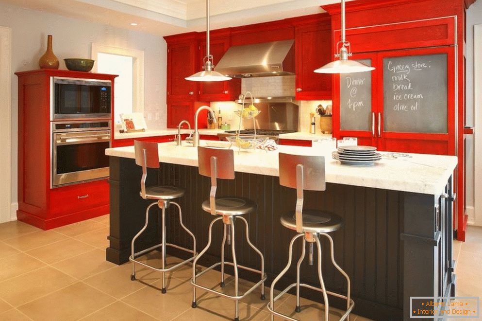 Víceúrovňový strop v kuchyni s červeným nábytkem
