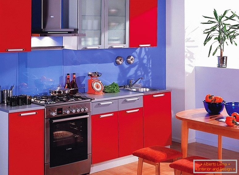 Modrá a červená kuchyně