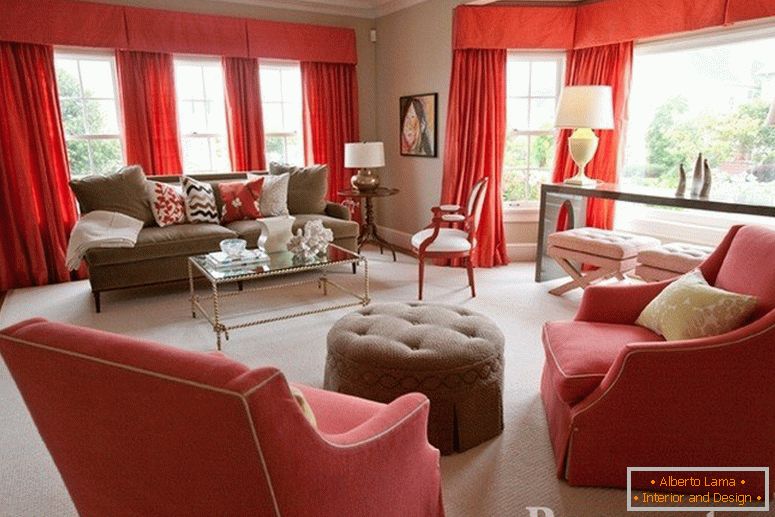 Červené závěsy v obývacím pokoji