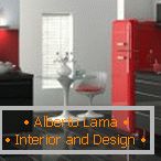 Červená lednička a šedý nábytek v kuchyni