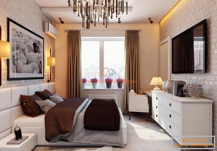 Malá ložnice v podkroví je vyrobena ve světlých barvách. Elegantní, luxusní design v neobvyklé interpretaci.