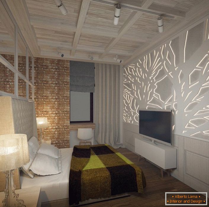 Ložnice je navržena podle požadavků půdního stylu. Pozornost přitahuje stěnový panel ze sádrokartonu s podsvícením LED. 