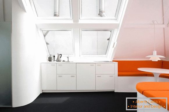 Kreativní interiér bytu v oranžové barvě