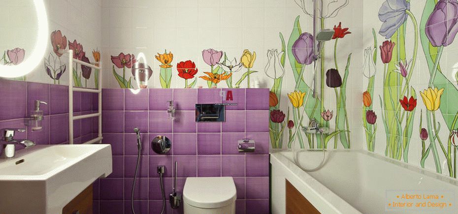 Dlaždice s květinovým vzorem v koupelně
