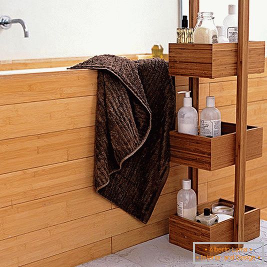 Dřevěné police v koupelně