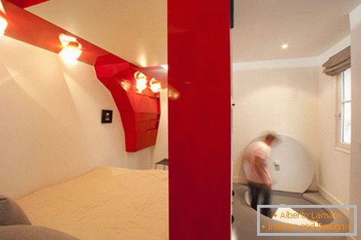 Původní design ložnice: transformovatelný červený a bílý pokoj a koupelna