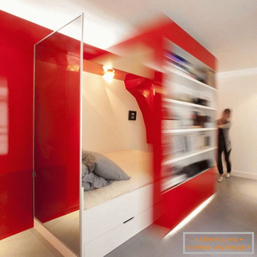 Transformovatelná červená a bílá ložnice