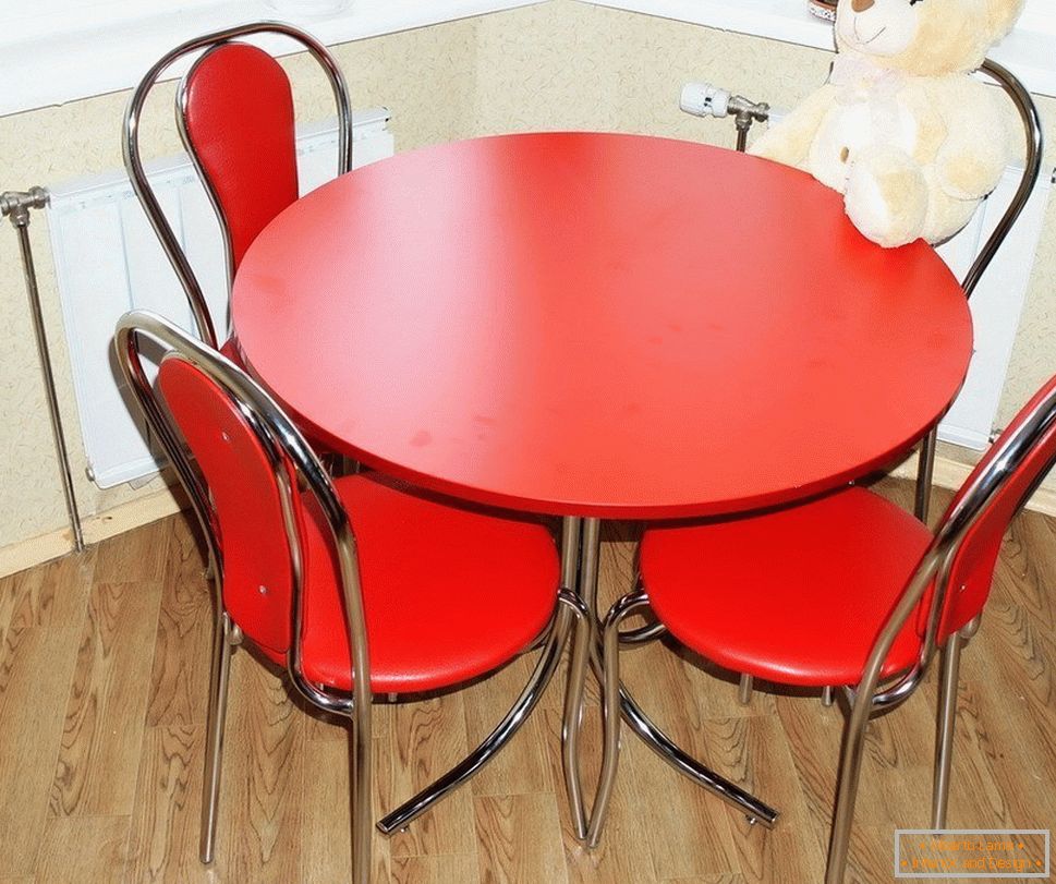 Červený kulatý stůl v interiéru