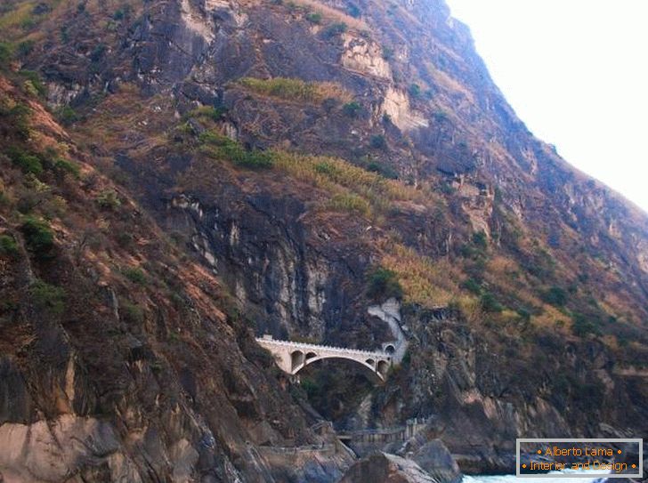 Pohled na skákající tygří skok (Lijiang)