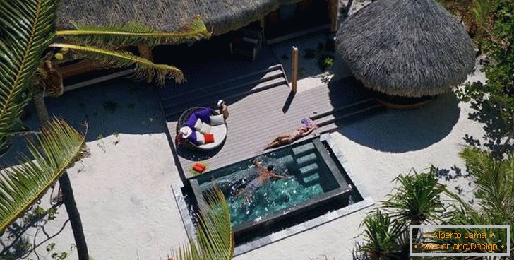 Terasa s bazénem v hotelu Brando