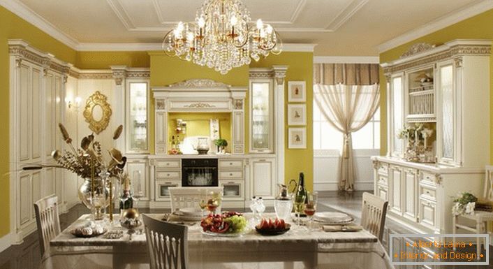 Luxusní interiér kuchyně v barokním stylu.