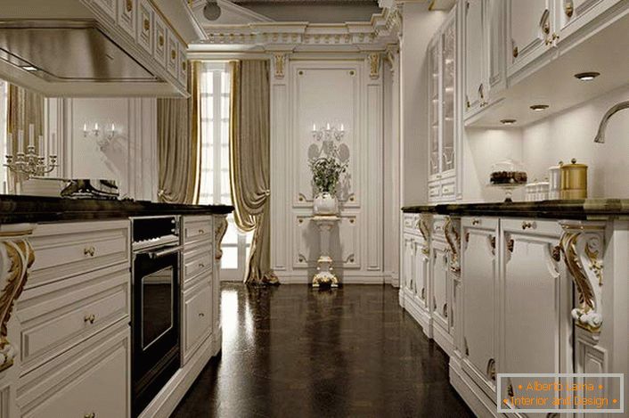 Vznešený interiér kuchyně v bílé a zlaté barvě svědčí o dobré chuti majitele domu. 