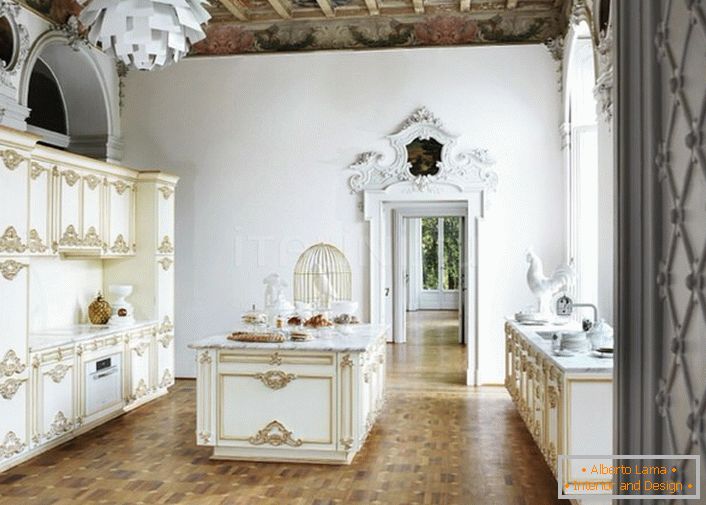 Interiér v barokním stylu je vyzdoben skvěle, hodně a funkčně.