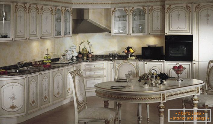 Vestavěná technika dělá interiér kuchyně v barokním stylu.