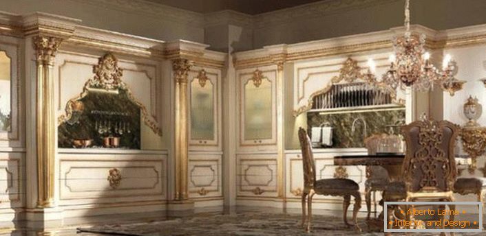 Elegantní kuchyně v barokním stylu v domě italského politika.