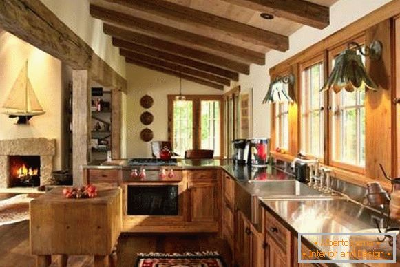 Kuchyně ve venkovském stylu s dřevěným nábytkem