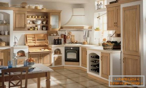 Kuchyně v rustikálním stylu s bílými a dřevěnými fasádami