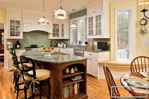 Žlutá zelená kuchyně v rustikálním stylu - fotografie v soukromém domě