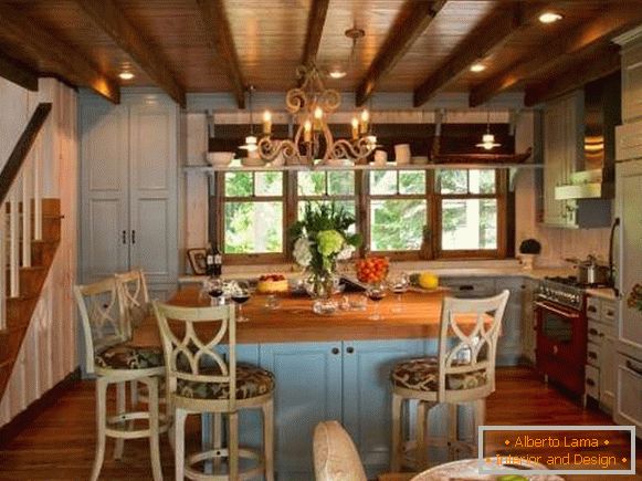 Dřevěná kuchyně v modrém venkovském stylu