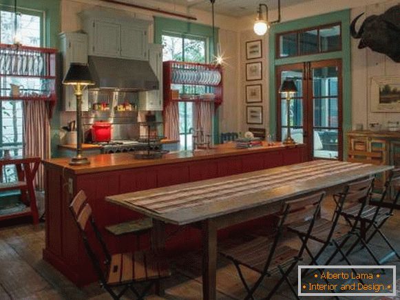 Kuchyňský design v rustikálním stylu v červených a zelených tónech