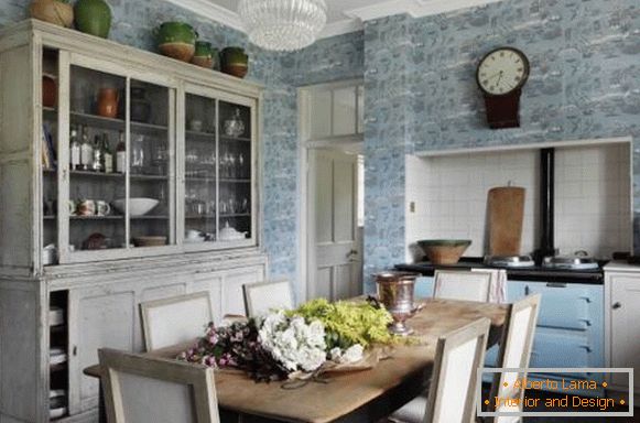 Klasická kuchyně v rustikálním stylu - fotka se skříní a tapetami