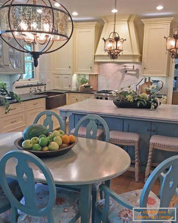 Venkovní styl v interiéru kuchyně - lampy a modrý dekor