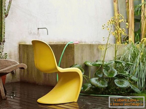 Žlutá pantonová židle