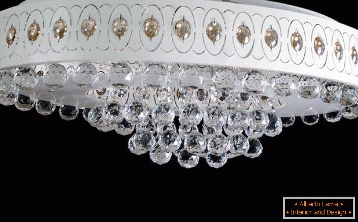 Ideální osvětlení pro ložnici s nízkými stropy v high-tech stylu.