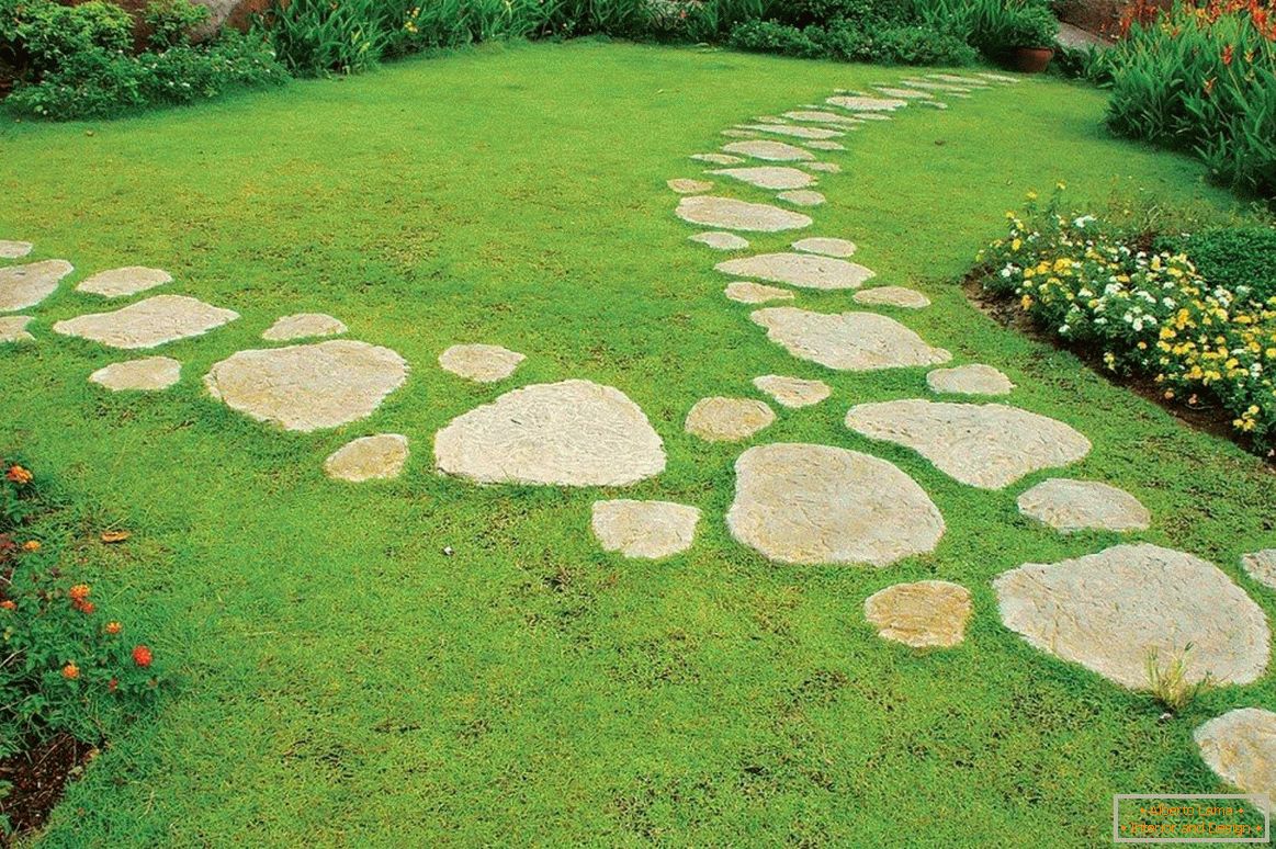 Kamenná cesta na trávníku