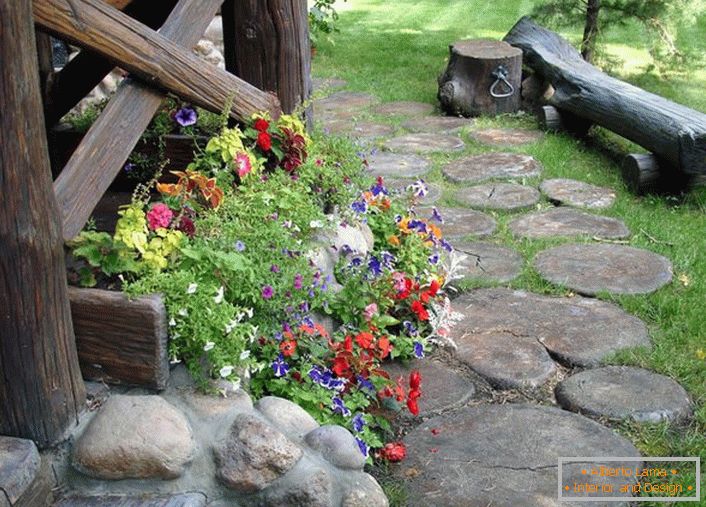 Terénní úpravy zahrady v útulném venkovském stylu (52 fotografií)
