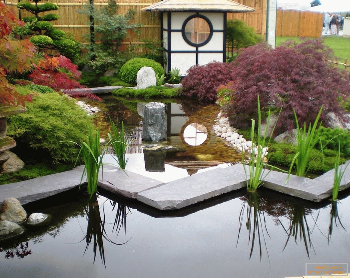 Umělý rybník u domu