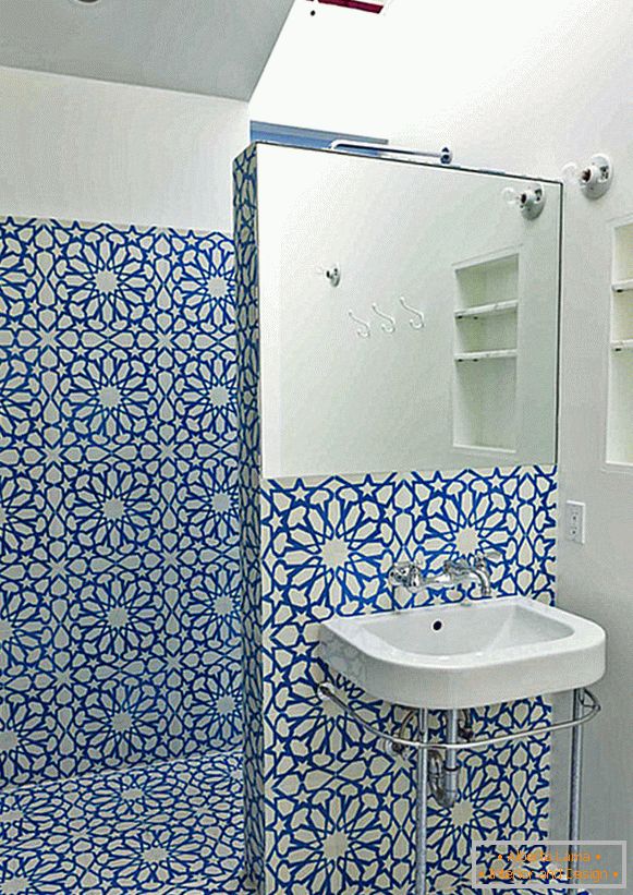 Modrý květinový vzor na zdi v koupelně
